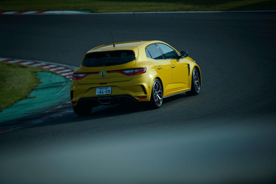  Renault Megane R.S. Trophy 2018 года  (JP) (фото 4 из 34)
